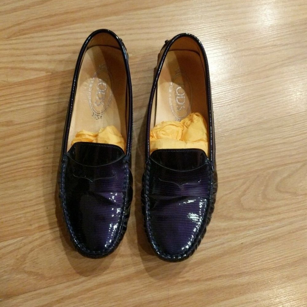 TOD'S LADIES MOCCASINS. Size 8.5. Made in Italy.
